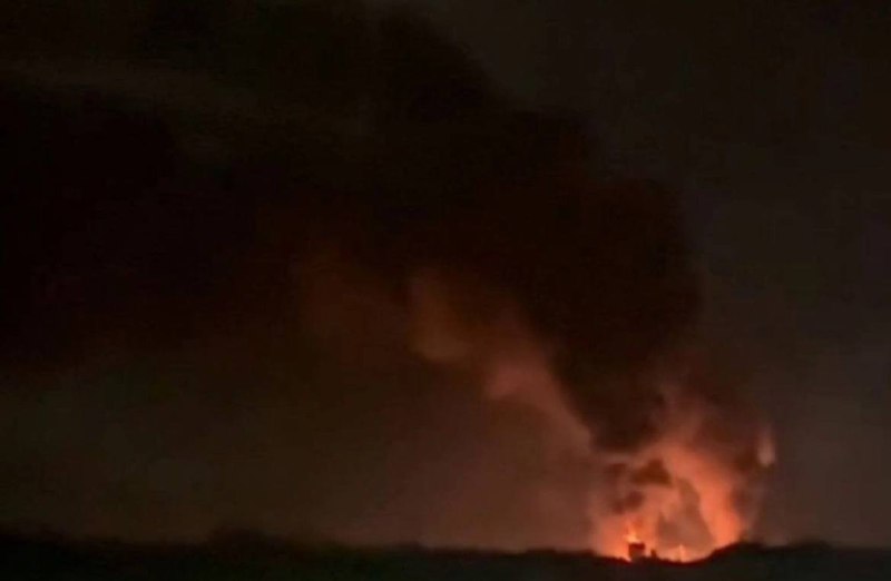 Un depósito de petróleo se incendió como resultado de un ataque con drones en la aldea de Polevaya en la región de Kursk