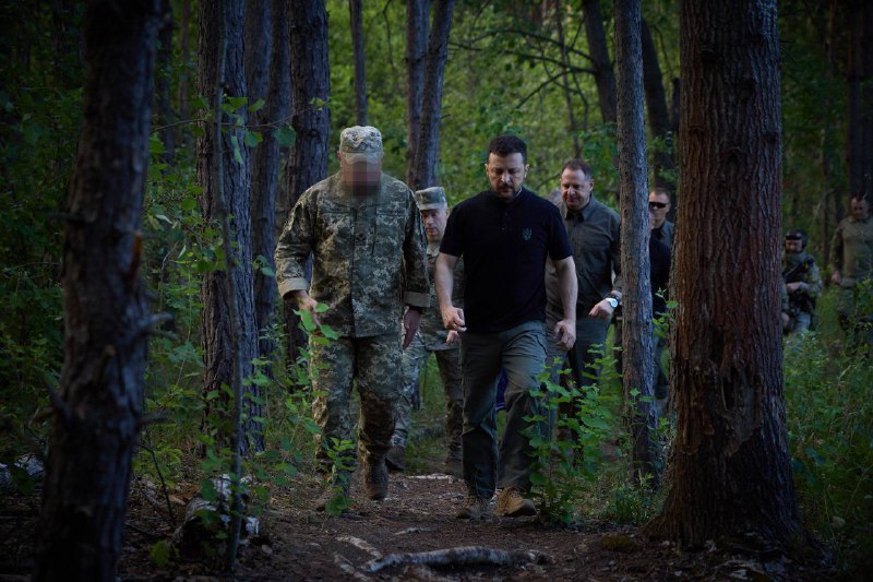 El president Zelensky i el comandant en cap de les Forces Armades d'Ucraïna Syrsky van visitar el punt de desplegament de les Forces d'operacions especials d'Ucraïna prop de Vovchansk, regió de Kharkiv