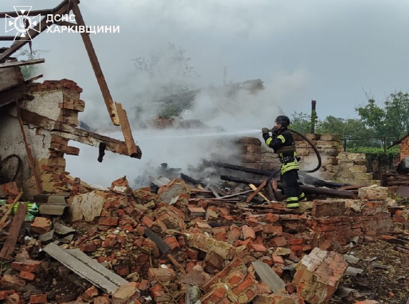 Brand veroorzaakt door Russisch bombardement in het dorp Lozova in het district Chuhuiv