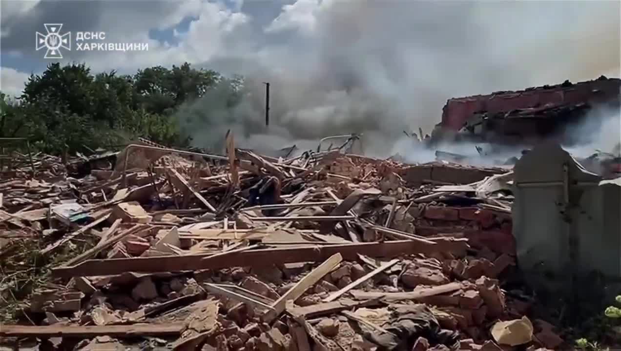 1 osoba poginula, dijete ozlijeđeno kao rezultat ruskog bombardiranja u selu Velykyi Burluk u Harkovskoj oblasti