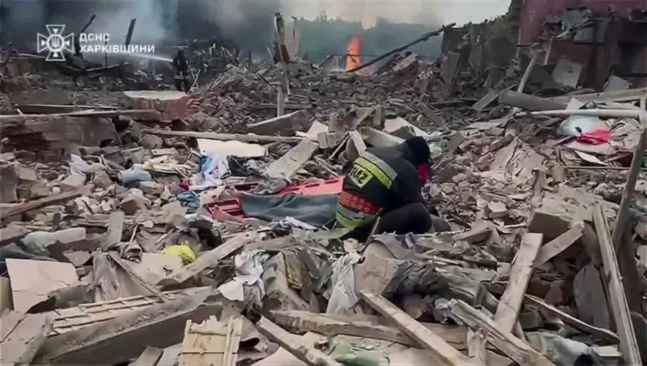 Una persona muerta y un niño herido como consecuencia del bombardeo ruso en la aldea de Velykyi Burluk, en la región de Járkov