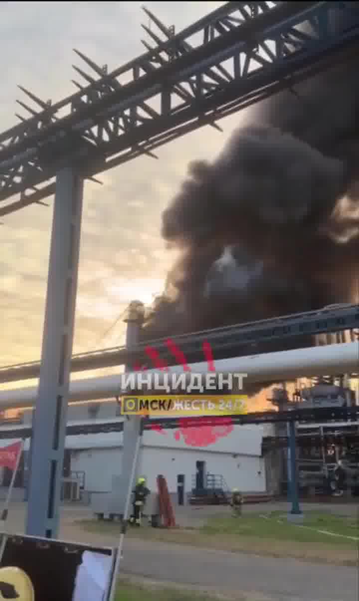 In Russia la raffineria di petrolio di Omsk è in fiamme. Secondo i media russi, l'unità di elaborazione AVT-10 è in fiamme