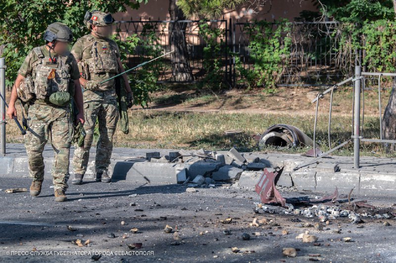 Rayedarên iyê yên li Kirimê dîmenên bermahiyên moşeka ATACMS a li Sevastopolê weşandin.