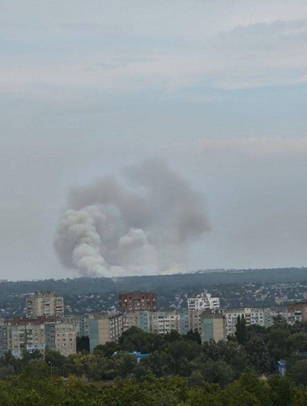 La Luhansk au fost raportate până la 12 explozii, posibile explozii secundare după o lovitură cu rachete