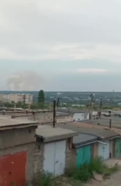 A fumaça está subindo sobre Luhansk