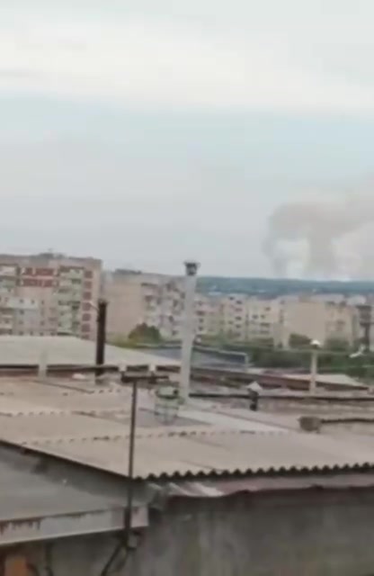 A fumaça está subindo sobre Luhansk