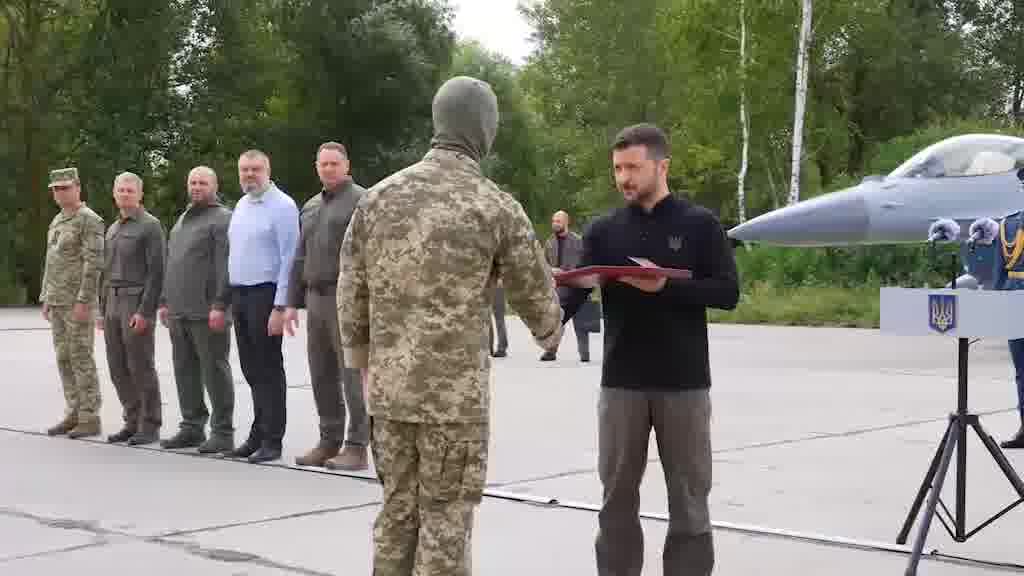 Le président Zelensky a publié la première vidéo du F-16 en Ukraine