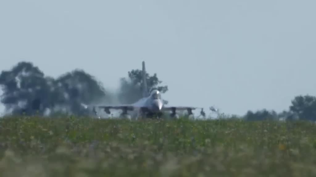 Präsident Selenskyj veröffentlichte das erste Video einer F-16 in der Ukraine