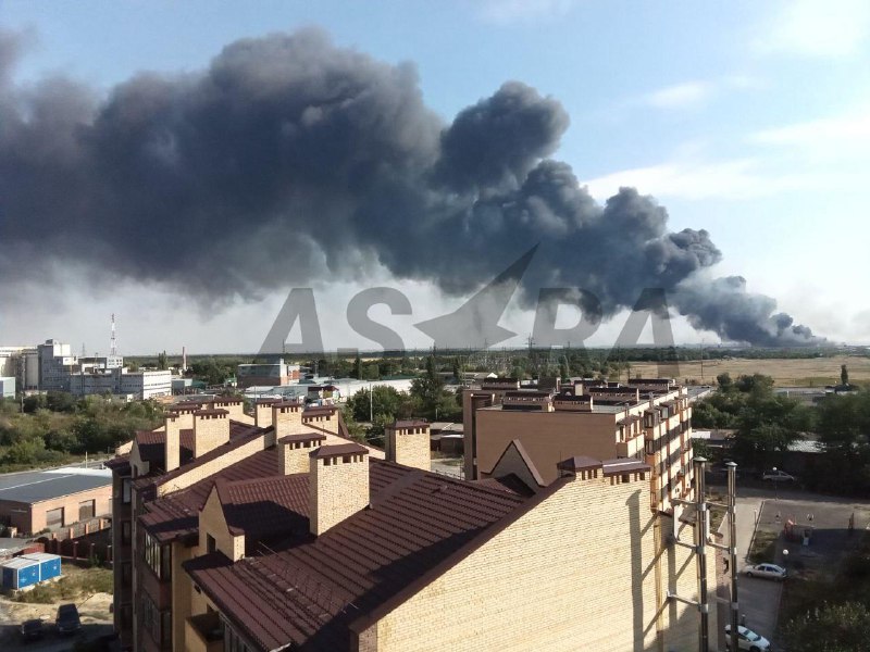 Grote brand in Azov in de regio Rostov, volgens de lokale autoriteiten brandt er een magazijn met gebruikte banden