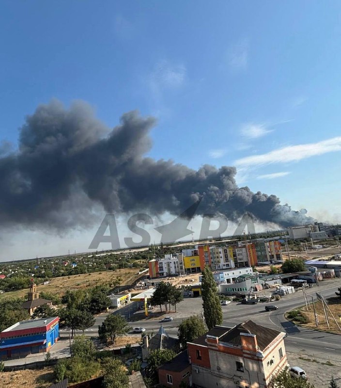 Grande incendio ad Azov, nella regione di Rostov, secondo le autorità locali sta bruciando un magazzino con pneumatici usati