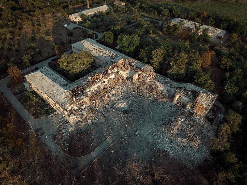 Schäden in Myrnohrad durch nächtlichen Beschuss