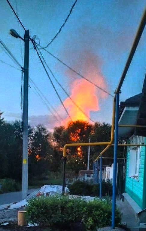 Destruição na cidade de Sudzha, na região de Kursk, após ataques noturnos de drones, autoridades locais relatando que 26 drones foram abatidos