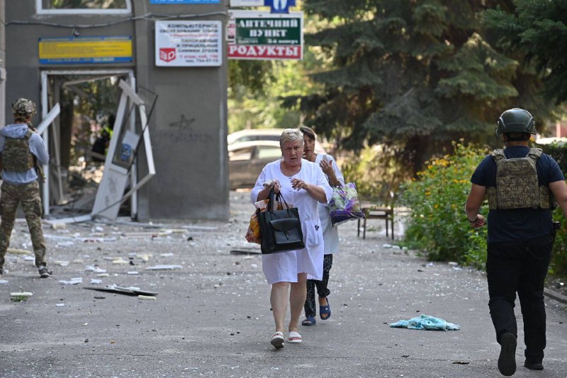 Cinq personnes ont été blessées à la suite d'une frappe de missile à Kharkiv plus tôt dans la journée