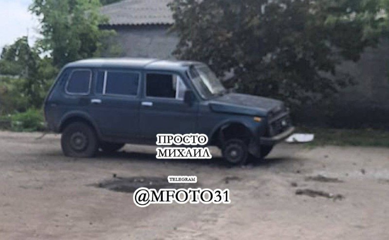 Dommages aux camions suite à une attaque de drone dans la ville de Nezhegol, région de Belgorod