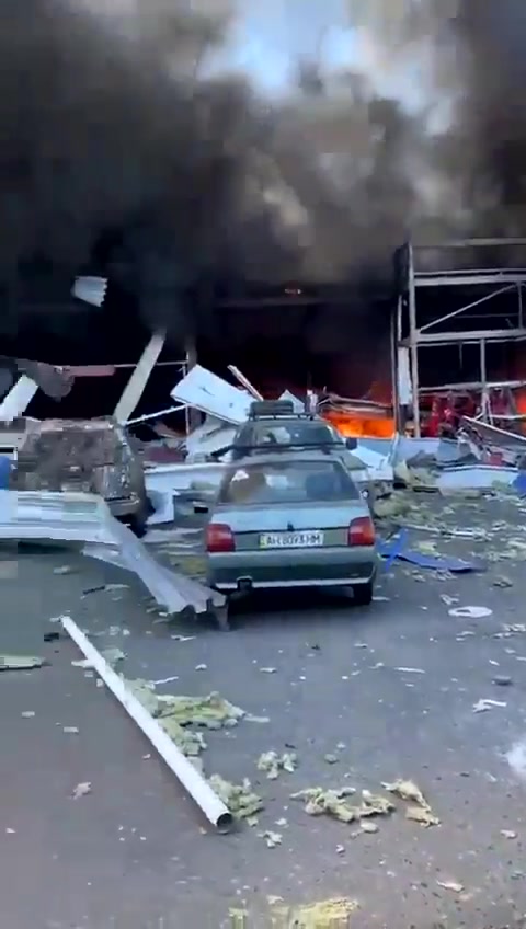 Une épicerie détruite par une frappe aérienne à Kostiantynivka, dans la région de Donetsk