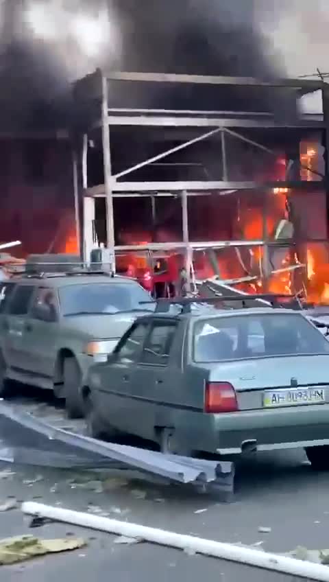 Une épicerie détruite par une frappe aérienne à Kostiantynivka, dans la région de Donetsk