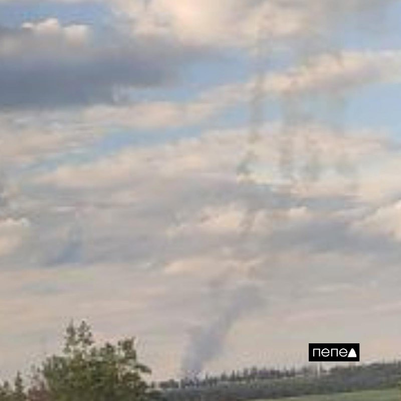 Des explosions et de la fumée noire sur les positions de défense aérienne du district de Yakovlevsky de la région de Belgorod