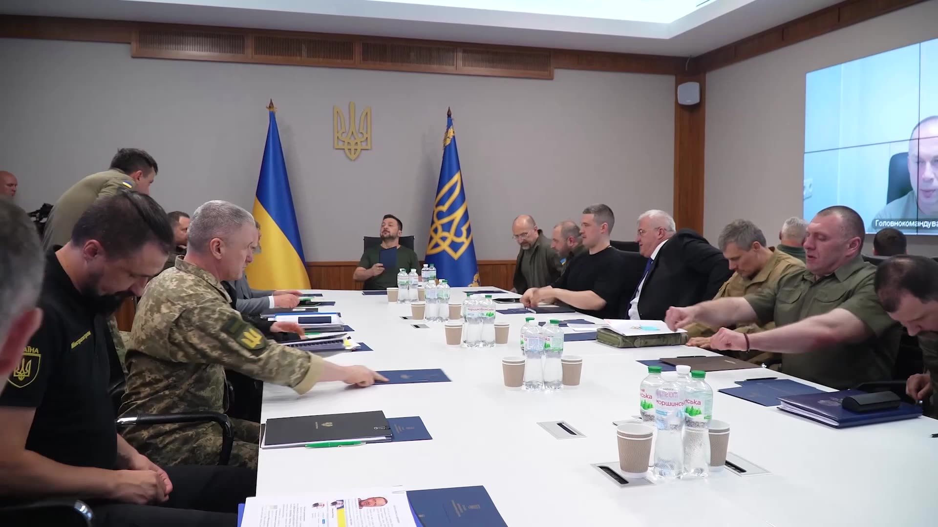 Președintele Zelensky a convocat ședința înaltului comandament militar: „rapoartele lui Oleksandr Syrskyi privind situația în toate direcțiile cheie: sud, Kurakhove, Pokrovsk, Toretsk, Chasiv Yar, regiunea Lugansk și regiunea Harkov. Și în ceea ce privește acțiunile noastre defensive în direcțiile de unde Rusia a lansat lovituri pe teritoriul ucrainean