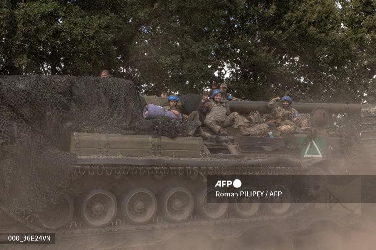 AFP publicerar bilder av ukrainsk militär som korsar gränsen till Sumy-regionen