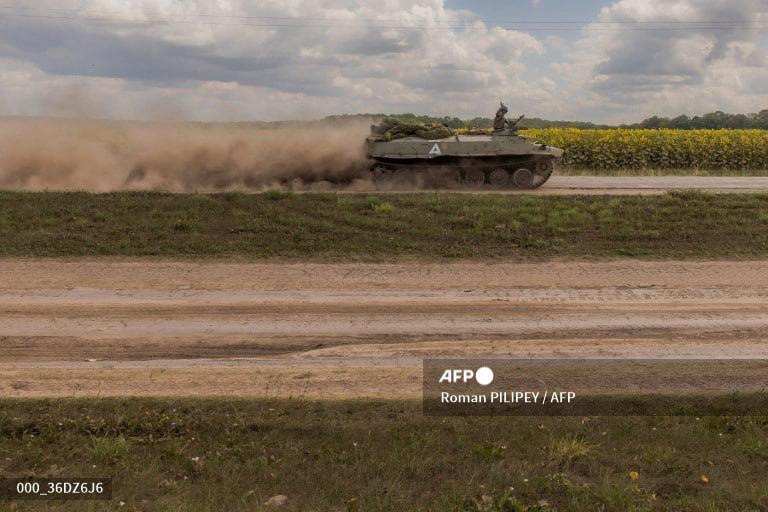 AFP Ukrayna hərbçilərinin Sumı vilayətinin sərhədini keçməsinin görüntülərini dərc edir