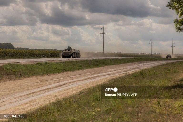 AFP publică imagini cu militari ucraineni trecând granița regiunii Sumi