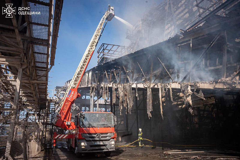 Stor brand i Odesa-distriktet. Ett lager med spannmål brann vid företaget i byn Vizyrka. Brandområdet var cirka 2 000 kvadratmeter, - rapporterade Odesa State Emergency Service