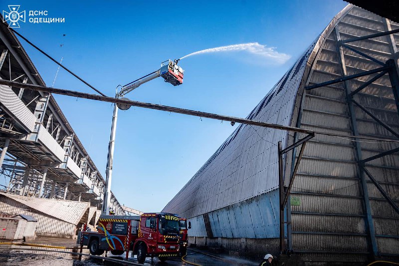 Grande incêndio no distrito de Odesa. Um armazém com grãos queimou na empresa na vila de Vizyrka. A área do incêndio foi de cerca de 2.000 metros quadrados, - informou o Serviço de Emergência do Estado de Odesa