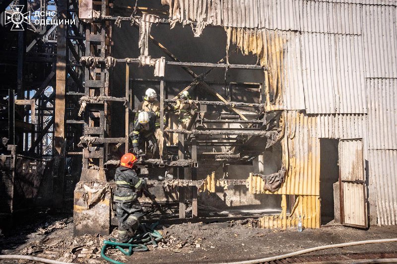 Grande incêndio no distrito de Odesa. Um armazém com grãos queimou na empresa na vila de Vizyrka. A área do incêndio foi de cerca de 2.000 metros quadrados, - informou o Serviço de Emergência do Estado de Odesa