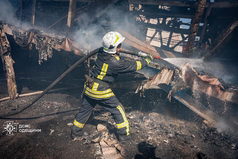 Gran incendio en el distrito de Odesa. En la empresa de la localidad de Vizyrka se quemó un almacén de cereales. El área del incendio fue de unos 2.000 metros cuadrados, informó el Servicio Estatal de Emergencias de Odesa