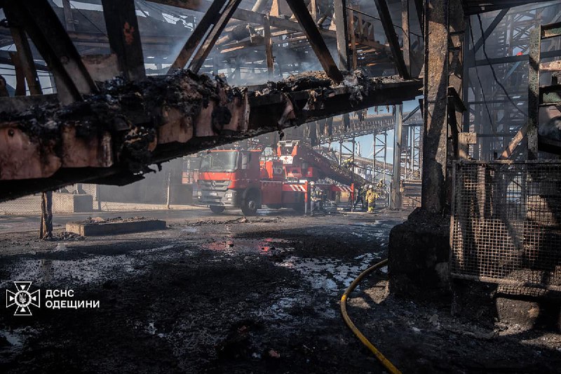 Big fire in Odesa district. A warehouse with grain burned at the enterprise in the village of Vizyrka. The fire area was about 2,000 square meters, - the Odesa State Emergency Service reported