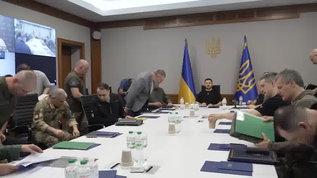 O presidente Zelensky convocou nova reunião do alto comando militar ucraniano, o comandante-em-chefe Oleksander Syrsky relatou as operações defensivas na linha de frente e na região de Kursk. As forças ucranianas controlam cerca de 1000 km2 da Federação Russa