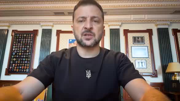 Le président Zelensky : Nous voyons comment la Russie évolue sous le règne de Poutine : il y a 24 ans, la catastrophe du sous-marin Koursk a été le début symbolique de son règne ; et maintenant, on sait quelle sera sa fin. Encore Koursk. Le désastre de sa guerre. Cela arrive toujours à ceux qui méprisent les gens et les règles. La Russie a apporté la guerre aux autres, maintenant elle revient chez elle. L'Ukraine n'a toujours voulu que la paix, et nous allons certainement assurer la paix.