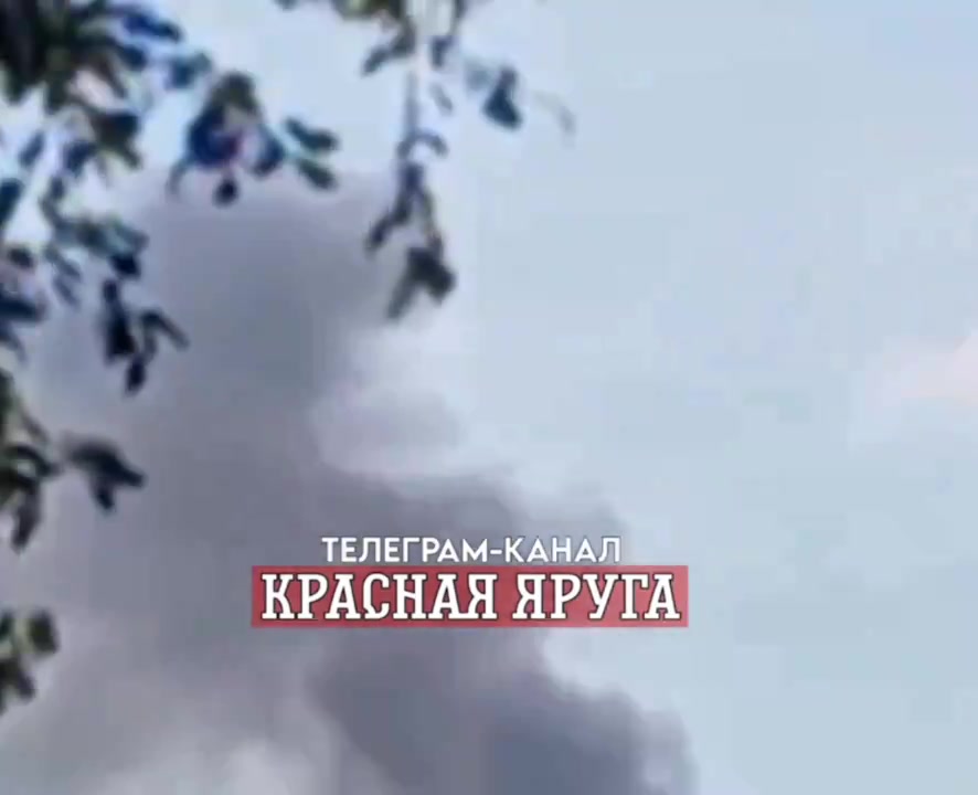 Incendie à Krasnaya Yaruga après des explosions