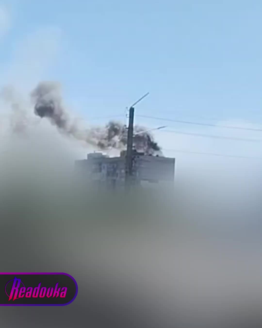 Incendie dans une maison d'habitation à Nova Kakhovka, apparemment dû à des bombardements