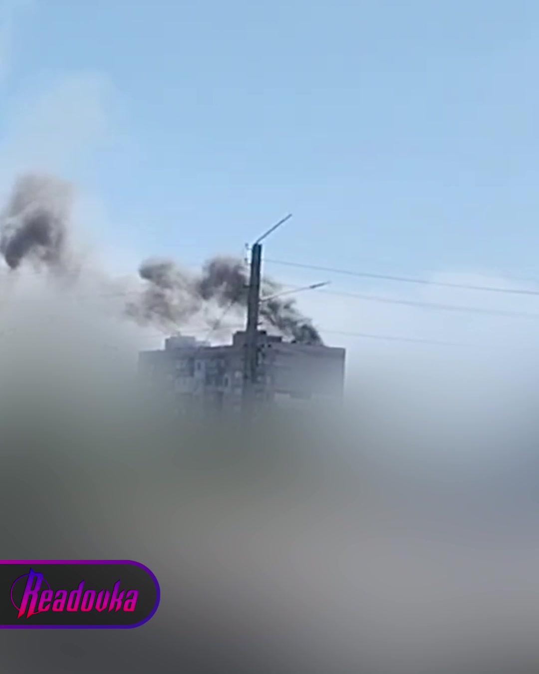 Incendio en una casa residencial en Nova Kakhovka, supuestamente causado por un bombardeo