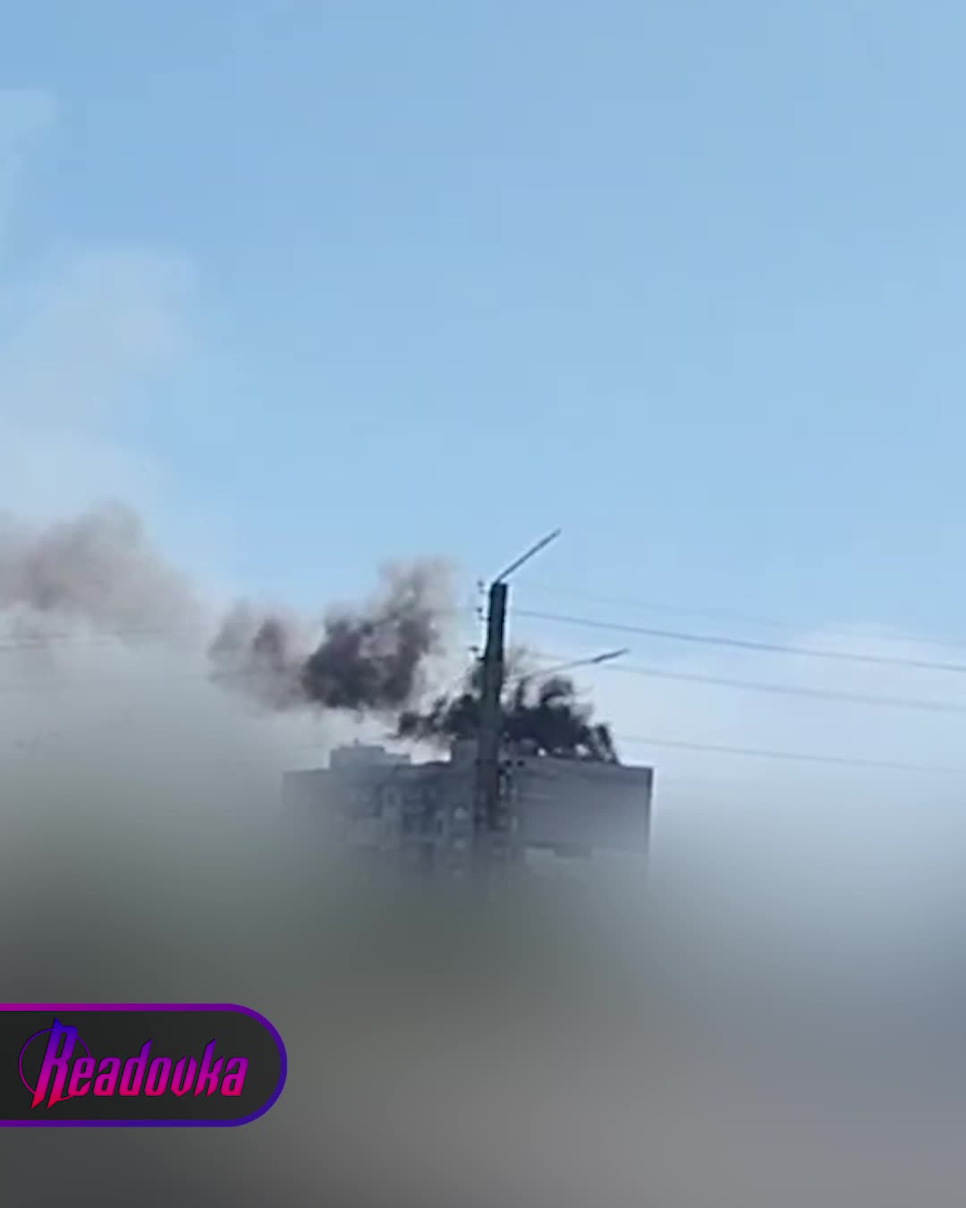 Incendie dans une maison d'habitation à Nova Kakhovka, apparemment dû à des bombardements