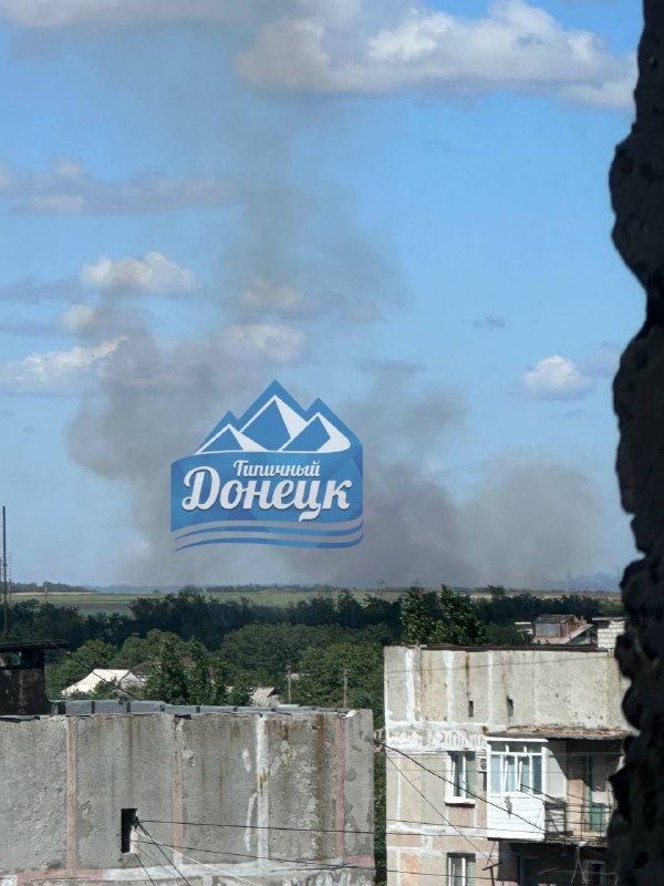 Incendio cerca de Yenakiyeve, parte ocupada de la región de Donetsk