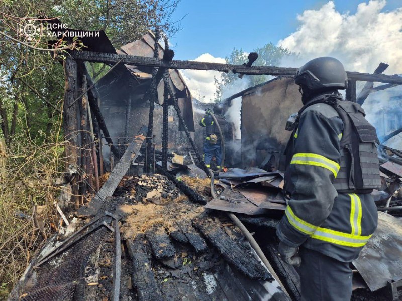 Pożary we wsi Kruhlakiwka w rejonie Kupiańskim po ostrzale rosyjskim z użyciem wyrzutni rakietowych