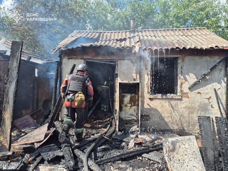 Incêndios na aldeia de Kruhliakivka, no distrito de Kupiansk, após bombardeio russo com MLRS