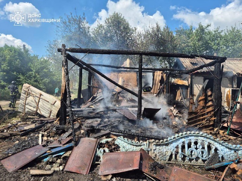 Požáry ve vesnici Kruhliakivka v okrese Kupiansk po ruském ostřelování z MLRS