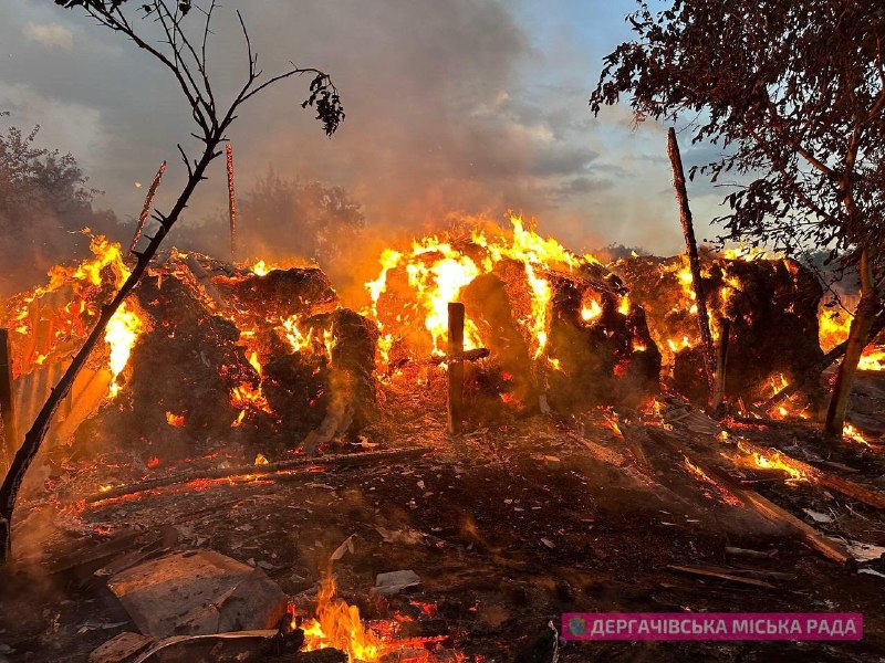 Pożary spowodowane rosyjskim bombardowaniem w Kozacha Lopan w obwodzie charkowskim