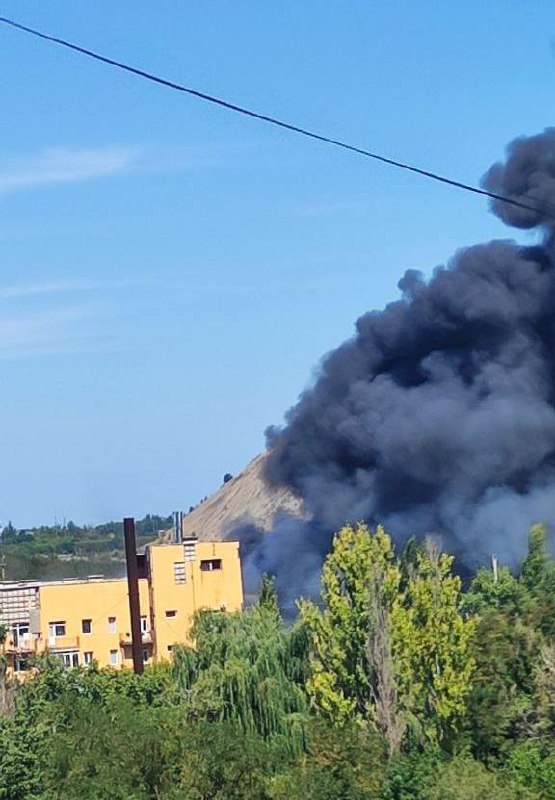 Голям пожар след съобщения за обстрел в западната част на Донецк