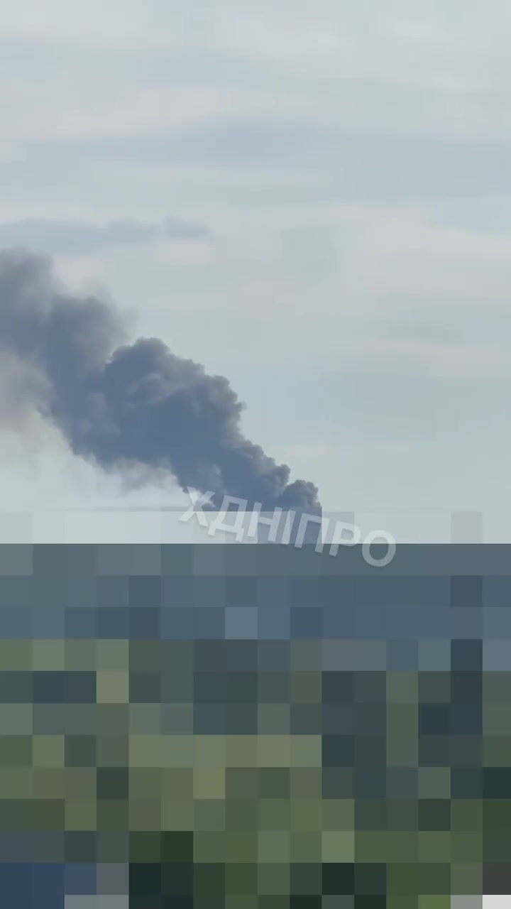 Gran incendio en el lugar de la caída de escombros en la ciudad de Dnipro