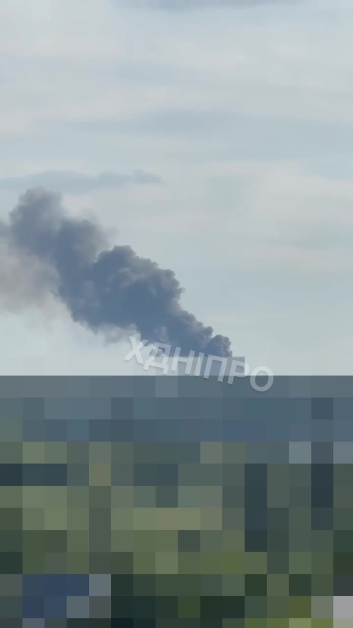 Gran incendio en el lugar de la caída de escombros en la ciudad de Dnipro