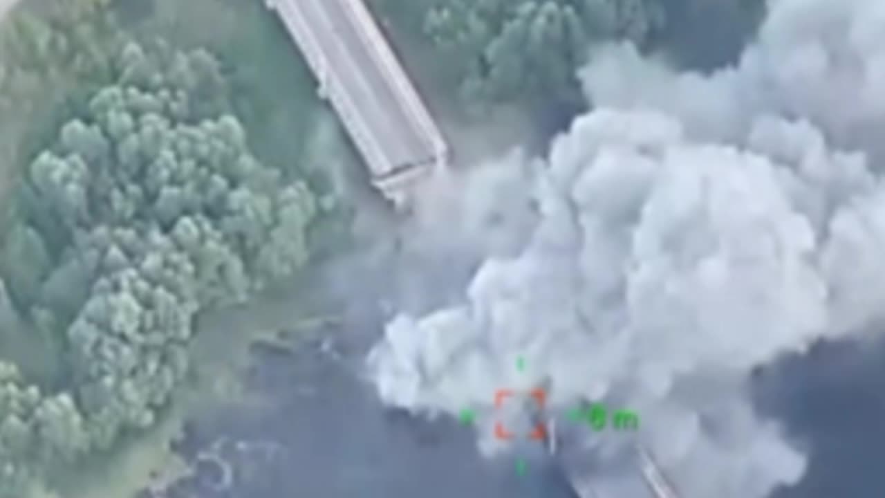 Vidéo et déclaration des forces aériennes : une frappe aérienne ukrainienne a détruit un pont à Glushkovo, dans la région de Koursk