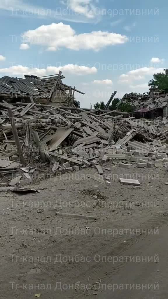 Donetsk vilayətinin Yampil şəhərində bombardman nəticəsində dağıntılar olub