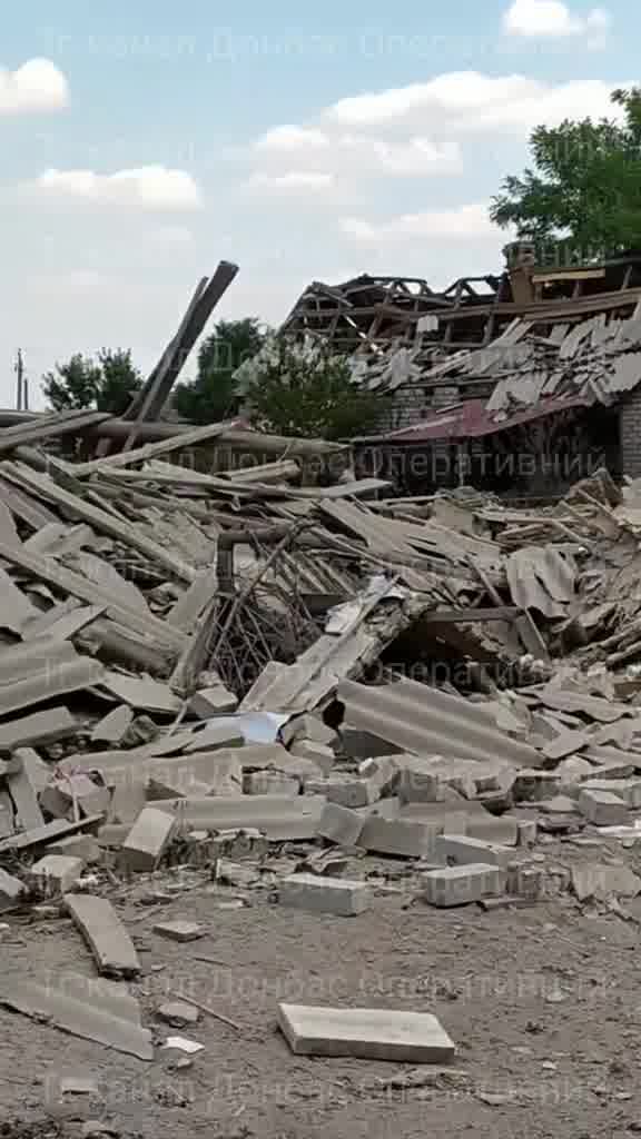 Poškození v Yampil v Doněcké oblasti v důsledku bombardování