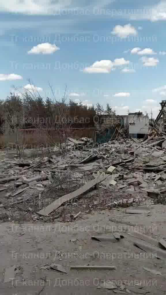 Skador i Yampil i Donetsk-regionen till följd av bombardement