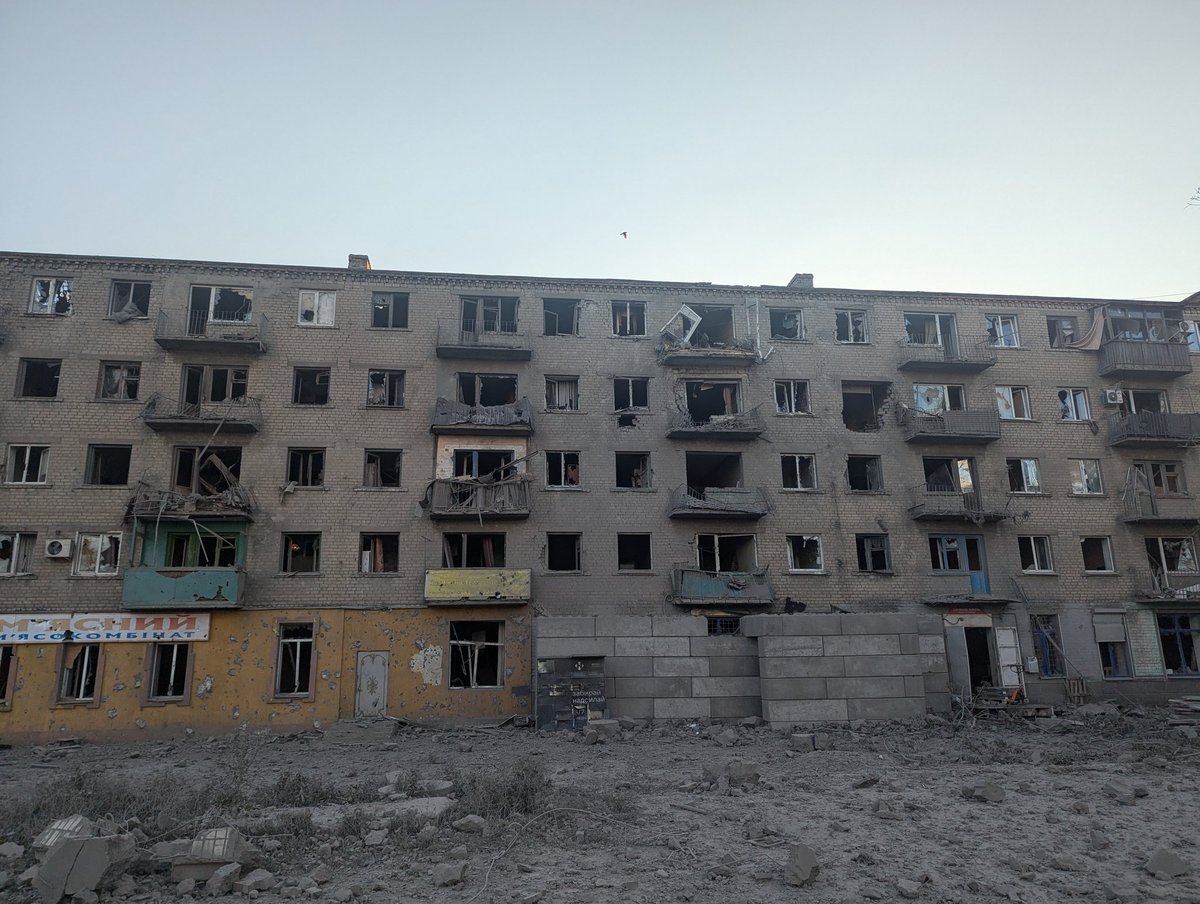 Una bomba aérea rusa acaba de destruir un edificio residencial en Myrnograd, cerca de Pokrovsk