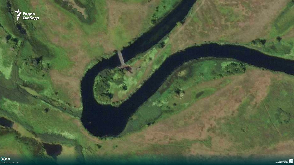 Eine weitere von Russen gebaute Pontonbrücke über den Seym-Fluss östlich von Zavannoe (51.376050, 34.612800). Satellitenbild von @planet, aufgenommen am 17. August